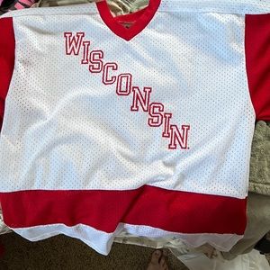 Wisconsin College Hockey Jersey, UNISEX BAGGY SIZE L, perfect for fans!
